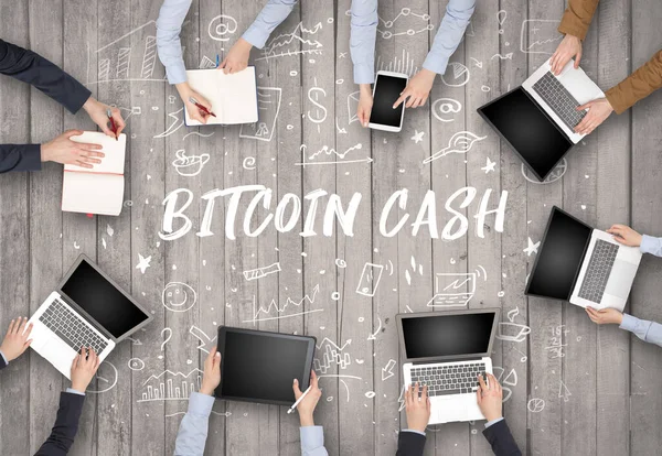 Grupa Osób Pracujących Biurze Napisem Bitcoin Cash Koncepcja Coworkingu — Zdjęcie stockowe
