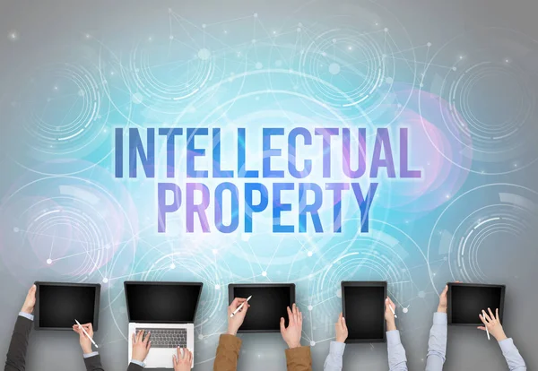 INTELLECTUAL MÜLKESİ YARIŞMA, web güvenlik kavramı olan bir dizüstü bilgisayarın önünde bir grup insan