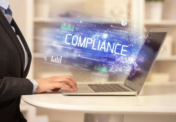 Close Van Zakenman Handen Werken Laptop Met Compliance Inscriptie Succesvolle — Stockfoto