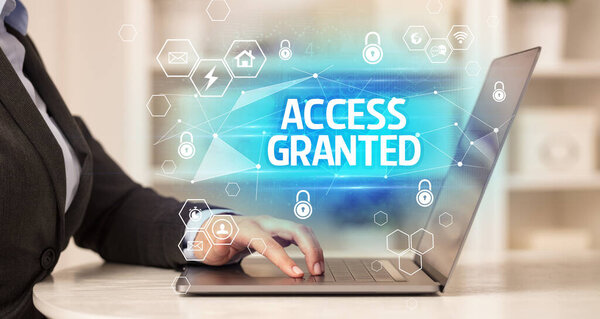 Доступная надпись на ноутбуке, концепции безопасности интернета и защиты данных, блокчейна и кибербезопасности