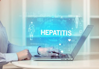 HEPATITIS yazıtları ile sağlık kontrolü yapan doktor tıbbi test sonuçlarını kaydediyor.