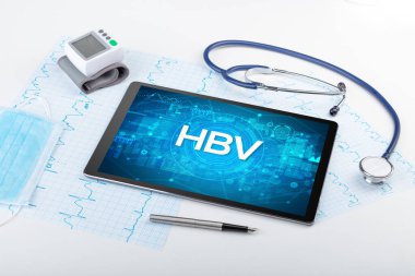 HBV kısaltmalı bir tabletin yakın plan görüntüsü, tıbbi konsept