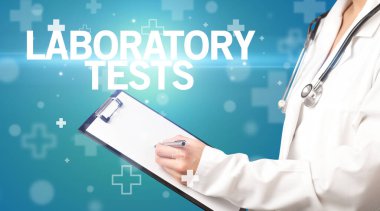 Doktor, LABORATORY TESTS yazıları, ilk yardım kavramı içeren notları panoya yazar