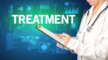 Genç doktor tedavi yazısıyla notlar yazıyor. Sağlık sigortası kavramı.