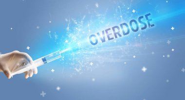 Şırınga, elinde OVERDOSE yazısıyla tıbbi enjeksiyon, tıbbi panzehir konsepti