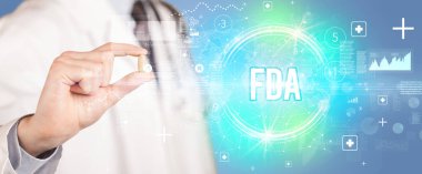 FDA kısaltması, virüs bilimi konsepti olan bir doktor sana ilaç veriyor.
