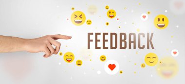 FEEDback yazıtlarına, sosyal medya kavramına işaret eden kırpılmış elin yakın çekimi