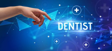 Kesilmiş ellerin yakın çekimi DENTIST yazısını işaret ediyor, tıbbi konsept