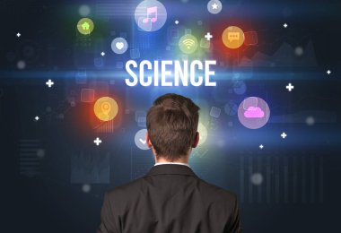 Bilimsel yazıtlara ve modern teknoloji kavramına sahip bir iş adamının arka görüşü