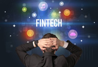 FINTECH yazıtları ve modern teknoloji kavramına sahip bir işadamının arka görünüşü