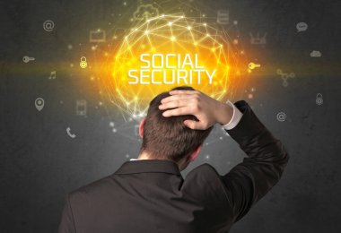 SOSYAL SECURITY yazıtları, çevrimiçi güvenlik kavramına sahip bir işadamının arka görüntüsü