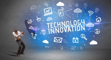 TEKNOLOJİ İSTİHTARETİ, modern teknoloji kavramından şemsiyeyle savunma yapan iş adamı