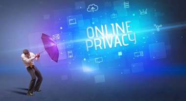 Siber saldırıya karşı şemsiyeyle savunma yapan iş adamı ve ONLINE Özel Yazı, çevrimiçi güvenlik kavramı