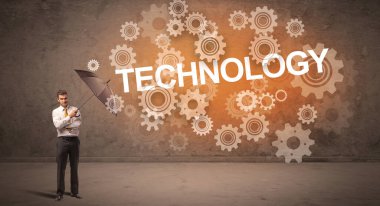 TECHNOLOGY yazıtlarından şemsiyeyle savunma yapan iş adamı, teknoloji kavramı