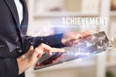 ACHIEVEMENT yazıtları, modern iş teknolojisi konsepti ile elleri kapatın