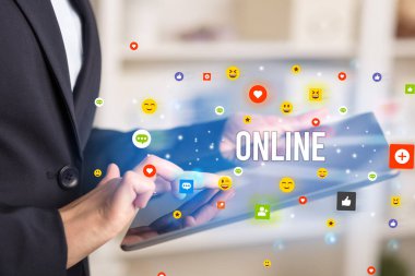 Sosyal medya simgeleri ve ONLINE yazıtlarıyla multimedya oynayan iş adamını kapat