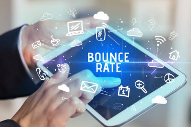 BOUNCE Oranı yazısıyla Sosyal Ağ Kullanan Bir Kişinin Yakın Çekimi