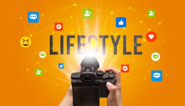 LIFESTYLE yazısıyla sosyal medya içeriğini yakalamak için kamera kullanmak, sosyal medya içeriği kavramı