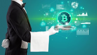 Genç garson tablada bitcoin ikonları servis ediyor, para değişimi konsepti