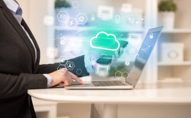 Eller dizüstü bilgisayarda bulut simgeleriyle çalışıyor, modern teknoloji konsepti