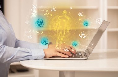 Bilgisayarda çalışan ve içinden biyolojik tehlike simgeleri çıkan bir doktor, sağlık hizmeti konsepti