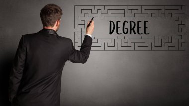 DEGREE yazısıyla labirent çizen işadamı, iş eğitimi kavramı