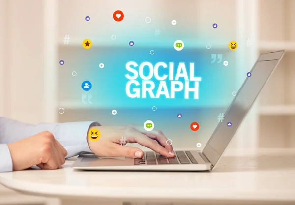 Donna Freelance Che Utilizza Laptop Con Iscrizione Social Graph Concetto — Foto Stock