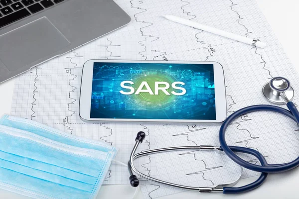 SARS kısaltması olan bir tabletin yakın görüntüsü, tıbbi kavram