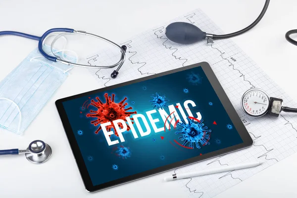 Tablet Und Arztwerkzeuge Auf Weißer Oberfläche Mit Epidemic Beschriftung Pandemiekonzept — Stockfoto