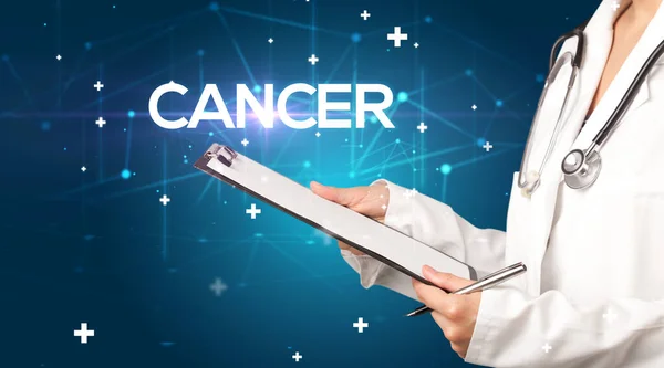 Doktor Cancer Yazıtları Tıbbi Konseptle Tıbbi Kayıtları Dolduruyor — Stok fotoğraf