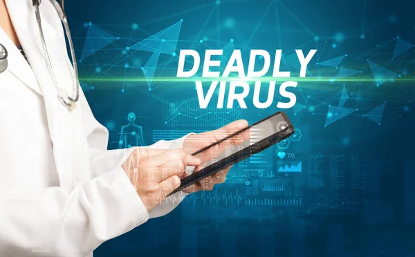 Arzt Schreibt Notizen Auf Klemmbrett Mit Deadly Virus Aufschrift Medizinisches — Stockfoto
