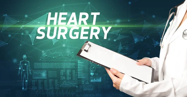 Arts Schrijft Notities Het Klembord Met Heart Surgery Inscriptie Medische — Stockfoto
