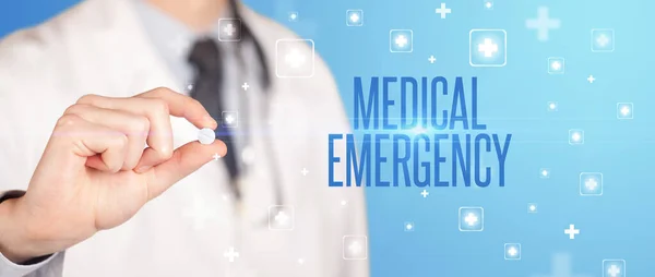 Zbliżenie Lekarza Dającego Tabletkę Napisem Emergencja Medyczna Koncepcja Medyczna — Zdjęcie stockowe