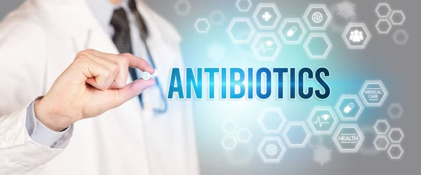 Antibiotics Yazıtlı Tıbbi Konseptli Bir Ilaç Veren Bir Doktorun Yakın — Stok fotoğraf