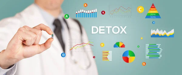 Voedingsdeskundige Geeft Een Pil Met Detox Inscriptie Gezonde Levensstijl Concept — Stockfoto
