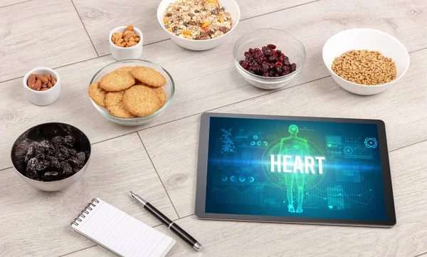 Concepto Corazón Tableta Con Frutas Vista Superior — Foto de Stock