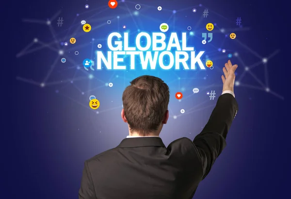 Globális Hálózati Felirattal Rendelkező Üzletember Visszapillantása Közösségi Hálózati Koncepció — Stock Fotó
