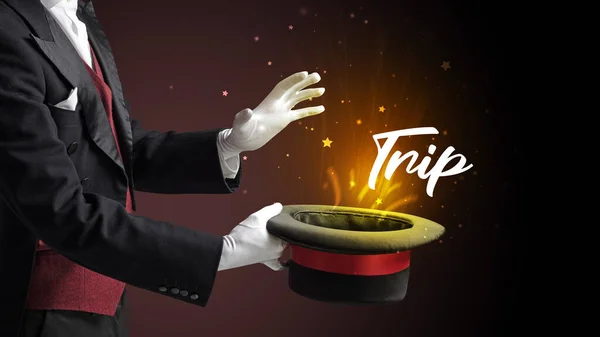 Magik Pokazuje Magiczną Sztuczkę Napisem Trip Koncepcja Podróży — Zdjęcie stockowe