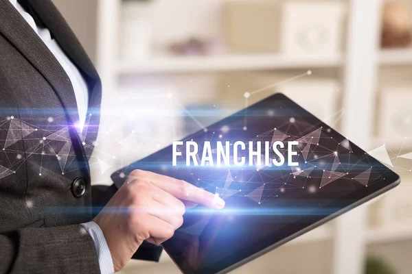 FRANCHISE yazıtları ve modern iş teknolojisi kavramını kullanarak elleri kapat