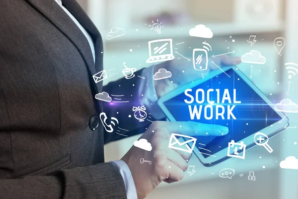 Крупный План Человека Использующего Социальные Сети Надписью Social Work — стоковое фото