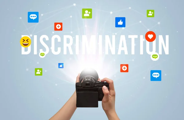 Використання Камери Захоплення Вмісту Соціальних Мереж Написом Discrimination Концепція Контенту — стокове фото