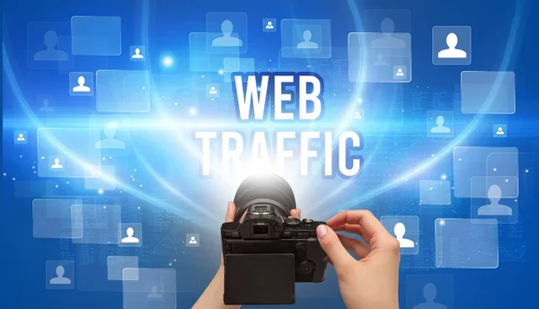 Närbild Handhållen Kamera Med Web Traffic Inskription Videoövervakning Koncept — Stockfoto