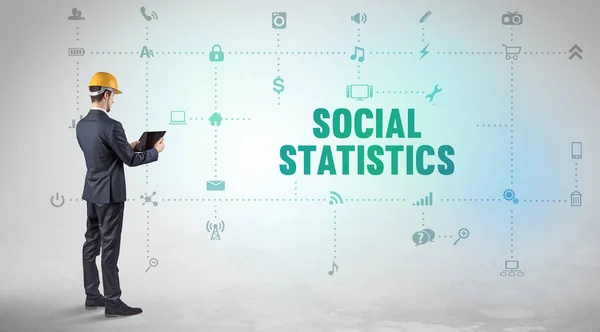 Ingenjör Som Arbetar Plattform För Sociala Medier Med Social Statistics — Stockfoto