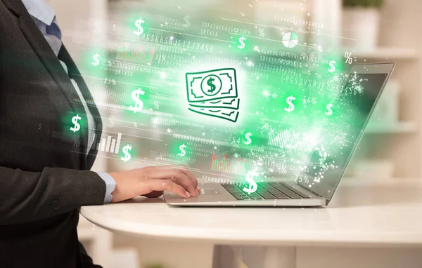 Jongeman Kijken Naar Aandelenmarkt Laptop Met Cash Iconen Forex Concept — Stockfoto