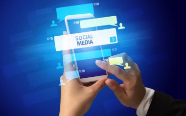 SOCIAL MEDIA yazıtlı, sosyal ağ kavramlı akıllı telefondan kadın el yazısı