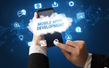 MOBILE APPS DEVELOPMENT yazıtları, bulut teknolojisi konsepti ile kadın el telefonu