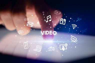 Çizilmiş sosyal medya simgeleri ve video yazıtları, sosyal ağ konsepti ile parmak dokunma tableti