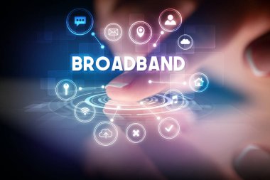 Web teknolojisi simgeleri ve BROADBAND yazıtları ile tablete dokunmak, web teknolojisi kavramı