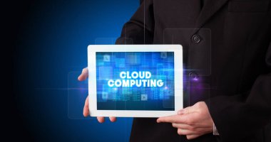 Tablet üzerinde çalışan genç iş adamı ve yazıyı gösteriyor: CLOUD Bilgisayarcılık