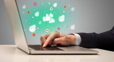 Sosyal medyada ekrandan çıkan benzer simgelerle el sörfü, ağ kurma kavramı